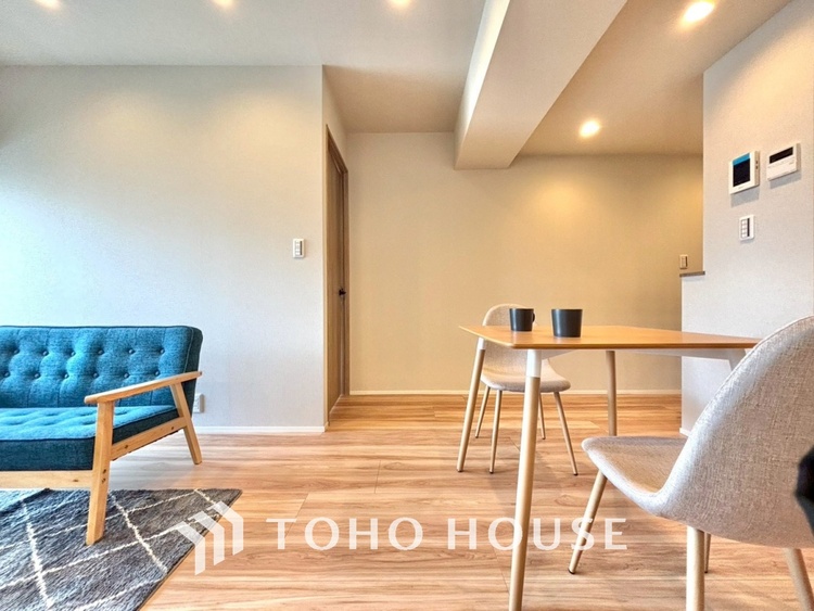 内装 ◆瀟洒な空間◆落ち着きのある彩が見事に調和させた瀟洒な空間を演出。ここに集まる家族の会話と笑顔が絶え間なく続く幸せな空間。