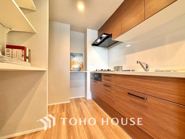 キッチン 奥のスペースまで有効に活用できます。奥まで上から見渡せるので、たまにしか使わない調理器具もサッと取出せます。