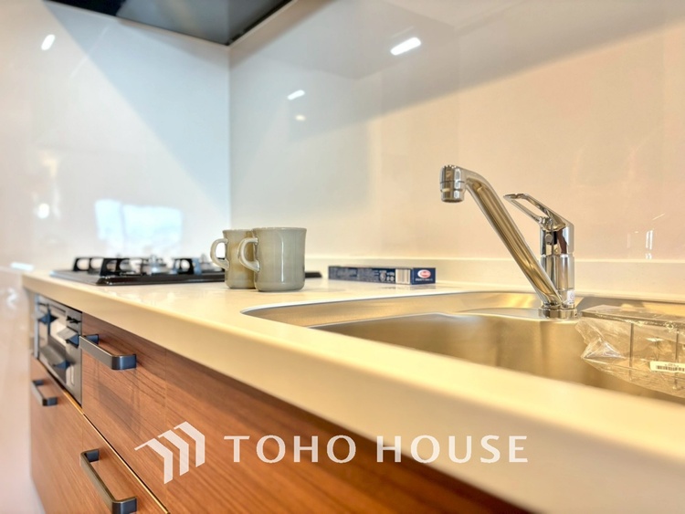 キッチン ◆愛育◆キッチンは家族の絆を育む大切な空間。シンプルで使い易いSystemKitchenで愉しく作る料理は愛情のある美味しいご馳走に。家族で使える広々としたダイニングキッチンです。