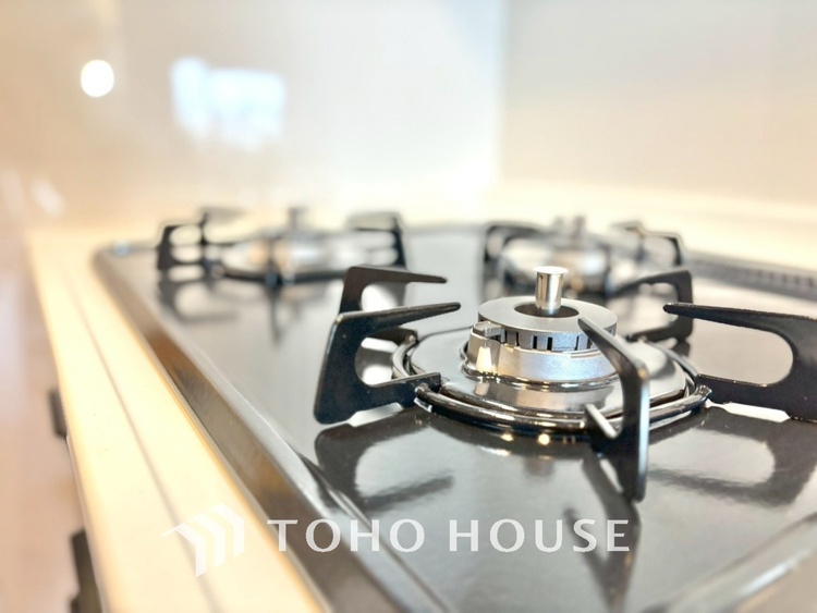 キッチン キッチンは家族の絆を育む大切な空間。シンプルで使い易いシステムキッチンで愉しく作る料理は愛情のある美味しいご馳走に。家族で使えるダイニングキッチンです。