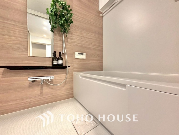 風呂 【浴室】《一日の疲れを落としてくれる場所は、落ち着く場所でなければならない》　高級感溢れるカラーと大きさ・柔らかな曲線で構成された半身浴も楽しめるバスタブが心地よさをもたらします。