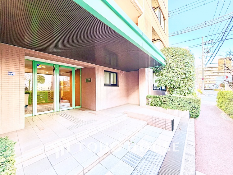 内装 大きな窓から差し込む陽光が心地よい、家族が自然と集まる開放的なリビング空間です。