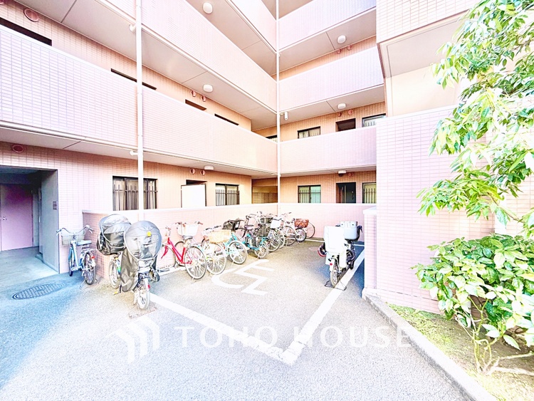 内装 プライベートな時間を大切にできる、落ち着いた洋室。収納も充実し快適な暮らしを実現します。