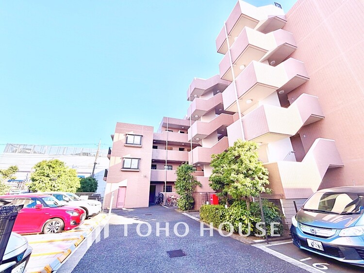 洗面 【Wash basin】十分な大きさの洗面台は収納もさる事ながら、身だしなみチェックや歯磨きなど、朝の慌ただしい時間でもホテルライクなスペースで余裕とゆとりを感じて頂けます。