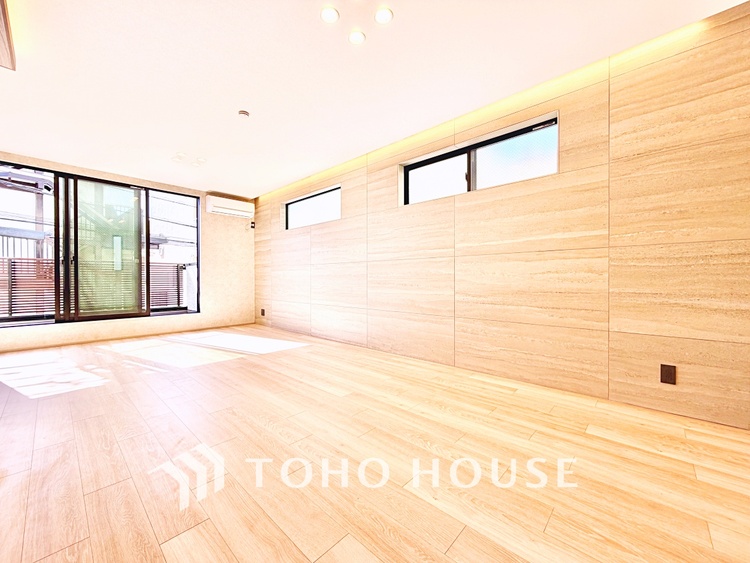 内装 太陽光をたくさん感じながら、明るく豊かな暮らしを約束する住まい。四季の移ろいを感じながら、我が子の成長を見守る。そんな家がここに。