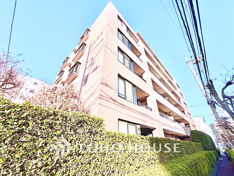 玄関 家族の靴や小物を整理しやすい収納付きで、玄関がいつも整った印象に。