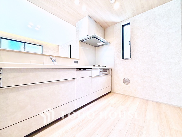 キッチン 【Kitchen】インテリアだけでなく、毎日のお料理を楽しく、軽やかにする多彩な設備・仕様。