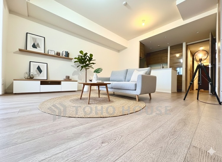 内装 【リビング】には欠かせない眩い採光。ゆったりとした幅の窓からこの空間に降り注ぐ採光が絶えない。明るいリビングこそ居心地のいい暮らしが待っているのだと思う。