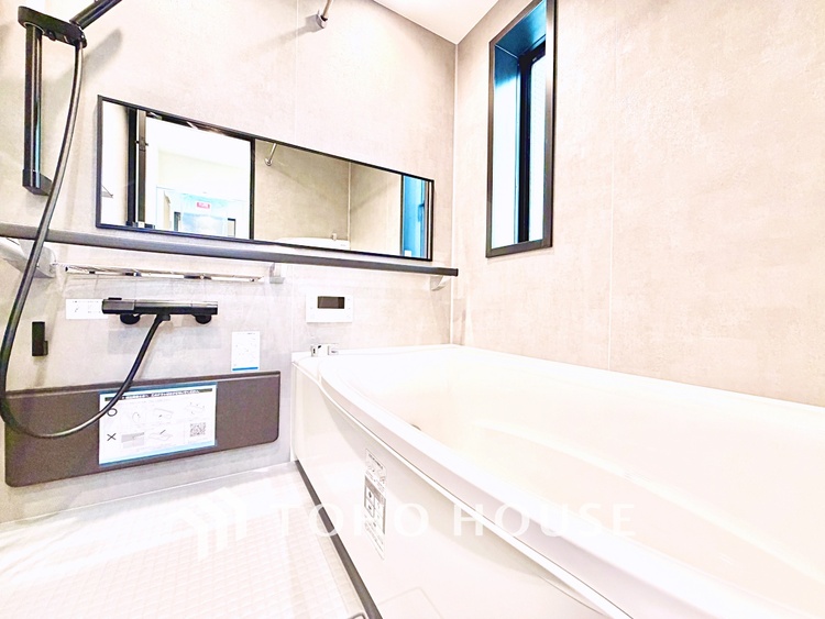 風呂 適度な湿度と静かに揺れる眼前の水面。広い浴槽にゆっくりと浸かる幸せ。