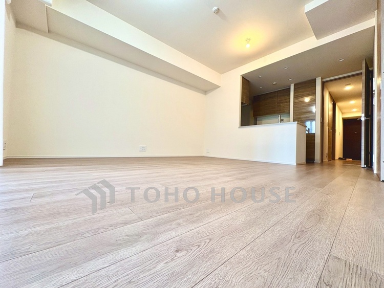 内装 【リビング】ここにはみんなが集い、食事と楽しい会話が始まる。話に夢中になりすぎて、ついつい時を忘れ夜半過ぎになってしまう。そんな束の間の幸せを感じさせてくれる場所でありたい。