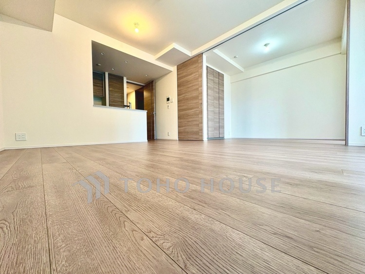 内装 【リビング】採光が優しく足元を照らし、心地いい暮らしの道しるべを写し出す。この空間で過ごす家族との語らいの時間がとても素敵で幸せを感じるかもしれない。