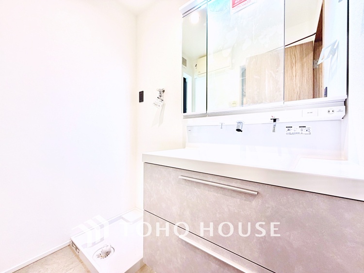 洗面 【Wash basin】十分な大きさの洗面台は収納もさる事ながら、身だしなみチェックや歯磨きなど、朝の慌ただしい時間でもホテルライクなスペースで余裕とゆとりを感じて頂けます。