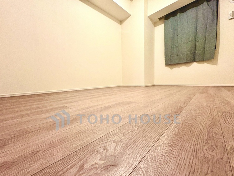 内装 【洋室】冷涼な風、そよぐリビング。だんらんの場所はここから始まり、ここで終わる。家族の笑顔が集う素敵な場所だから、こだわり抜いた思いが詰まっているのだと思う。