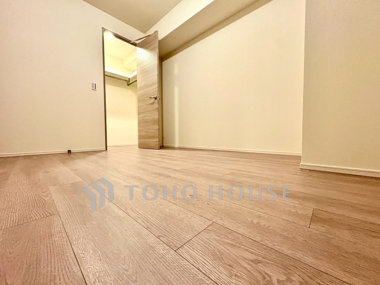 内装 【洋室】差し込む太陽の光がこのリビングに笑いをもたらす。ソファの上のクッションがポカポカした暖気にぬくぬくと微睡んでいる。