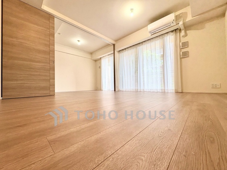 内装 【リビング】ダウンライトに反射するグラスを眺めながらワインを注ぐ。トクトクと心地いい音をさせながら、フランスの古城を思わせる薫りがたちこめ、とても幸せな時を過ごせる。