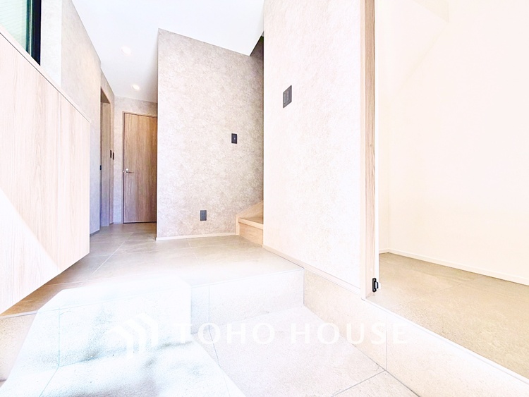 玄関 真っ直ぐに行く。新たな生活へ。これから歩むその一足がまた新たな道となる。