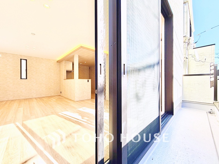 バルコニー 見上げれば高い空。手を伸ばせば吸い込まれそうな突き抜ける空間。