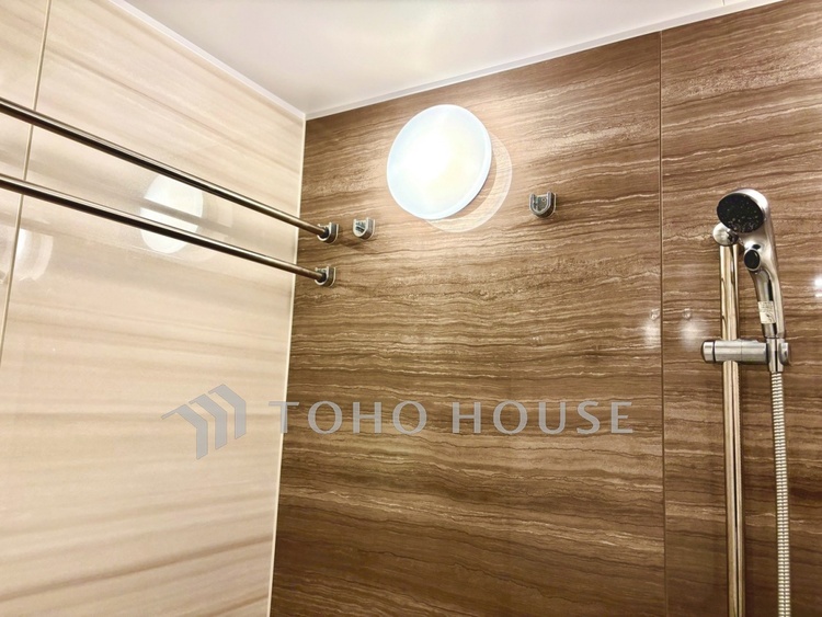 風呂 【浴室】湯粒が肩に落ち、静かに一日がほどけていく。深呼吸とともに、心まで洗い流される時間。