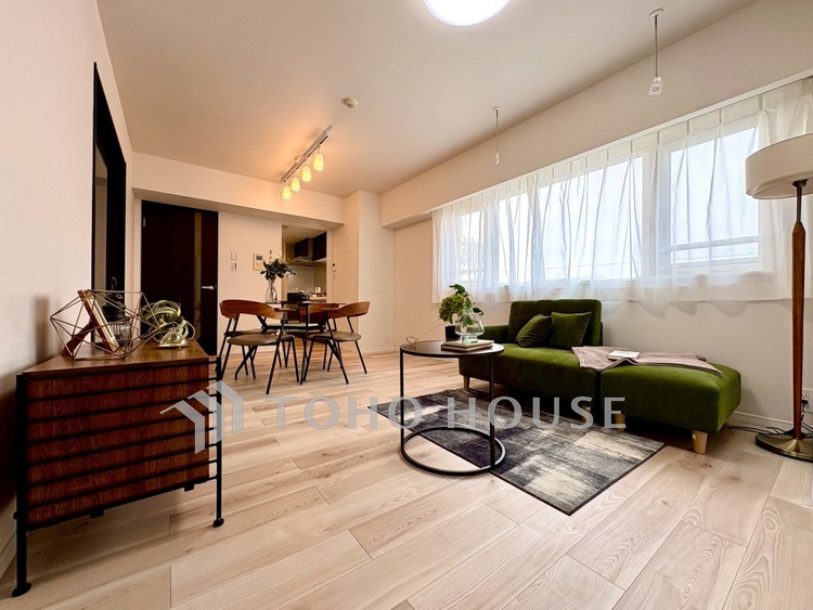 内装 【リビング】には欠かせない眩い採光。ゆったりとした幅の窓からこの空間に降り注ぐ採光が絶えない。明るいリビングこそ居心地のいい暮らしが待っているのだと思う。