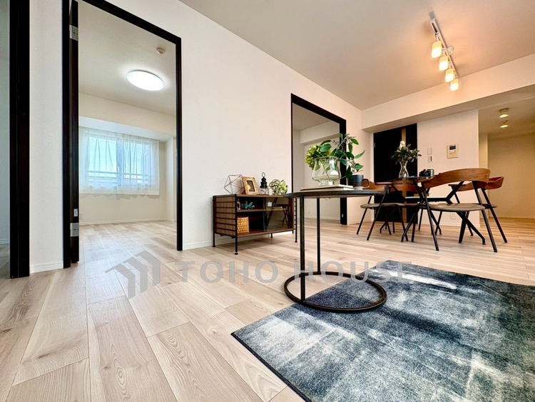 内装 【リビング】ここにはみんなが集い、食事と楽しい会話が始まる。話に夢中になりすぎて、ついつい時を忘れ夜半過ぎになってしまう。そんな束の間の幸せを感じさせてくれる場所でありたい。