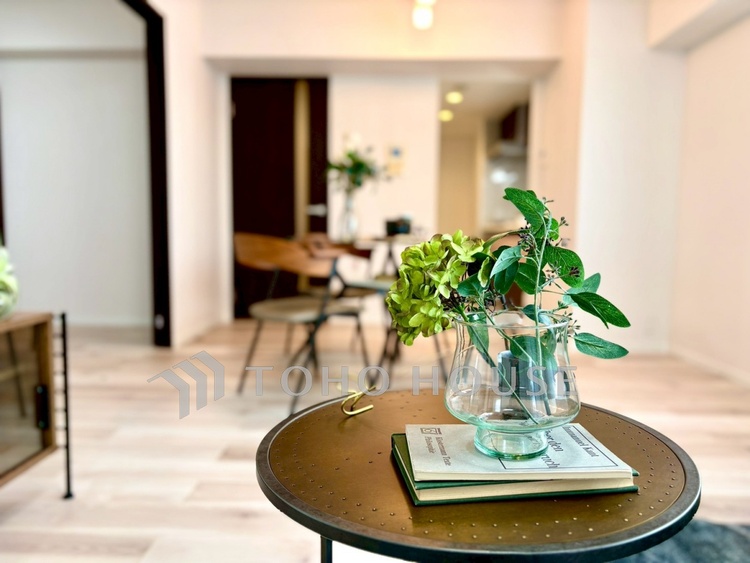 内装 【リビング】採光が優しく足元を照らし、心地いい暮らしの道しるべを写し出す。この空間で過ごす家族との語らいの時間がとても素敵で幸せを感じるかもしれない。