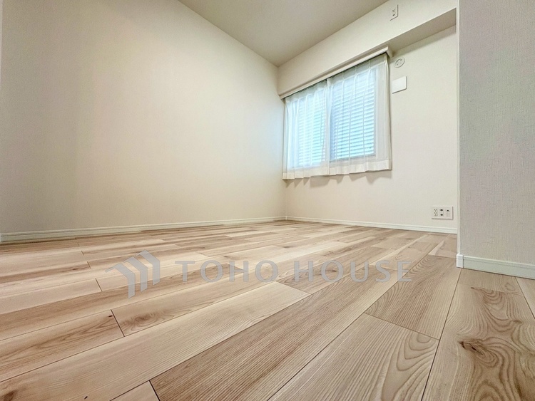 内装 【洋室】冷涼な風、そよぐリビング。だんらんの場所はここから始まり、ここで終わる。家族の笑顔が集う素敵な場所だから、こだわり抜いた思いが詰まっているのだと思う。