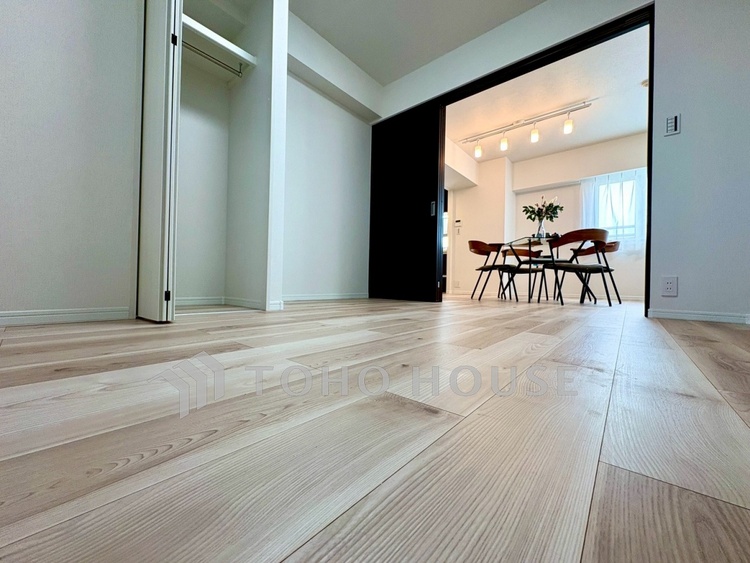 内装 【洋室】差し込む太陽の光がこのリビングに笑いをもたらす。ソファの上のクッションがポカポカした暖気にぬくぬくと微睡んでいる。