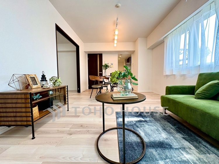 内装 【リビング】ダウンライトに反射するグラスを眺めながらワインを注ぐ。トクトクと心地いい音をさせながら、フランスの古城を思わせる薫りがたちこめ、とても幸せな時を過ごせる。