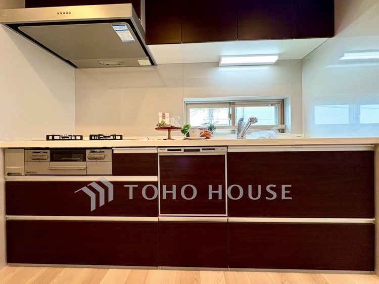 キッチン 【キッチン】事も無げに美しく、伝えるには筆舌に尽くし難い。豪華絢爛や華美と言う事ではなく、住まう者にとって暮らし易く心地がいいと言う美しさがこの住まいには込められている。