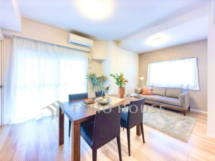 内装 【リビング】には欠かせない眩い採光。ゆったりとした幅の窓からこの空間に降り注ぐ採光が絶えない。明るいリビングこそ居心地のいい暮らしが待っているのだと思う。