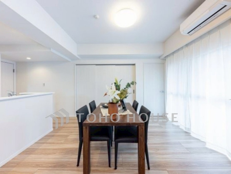 内装 【リビング】ここにはみんなが集い、食事と楽しい会話が始まる。話に夢中になりすぎて、ついつい時を忘れ夜半過ぎになってしまう。そんな束の間の幸せを感じさせてくれる場所でありたい。