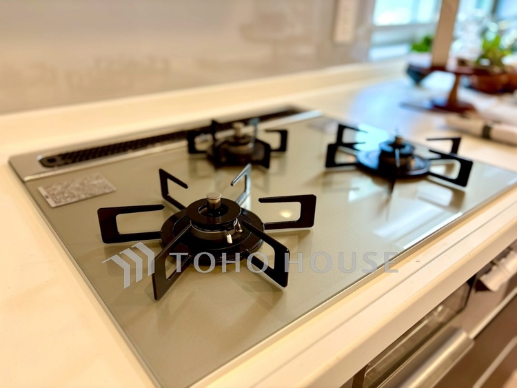 キッチン 【キッチン】この空間に放たれた光は華美なまでに演出されたデザイン。流れる時をより芳醇なコーヒーの様な色彩奏でるアダージョ。そして情景豊かな作品のような暮らしがイメージできる。