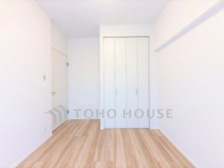 内装 【洋室】冷涼な風、そよぐリビング。だんらんの場所はここから始まり、ここで終わる。家族の笑顔が集う素敵な場所だから、こだわり抜いた思いが詰まっているのだと思う。