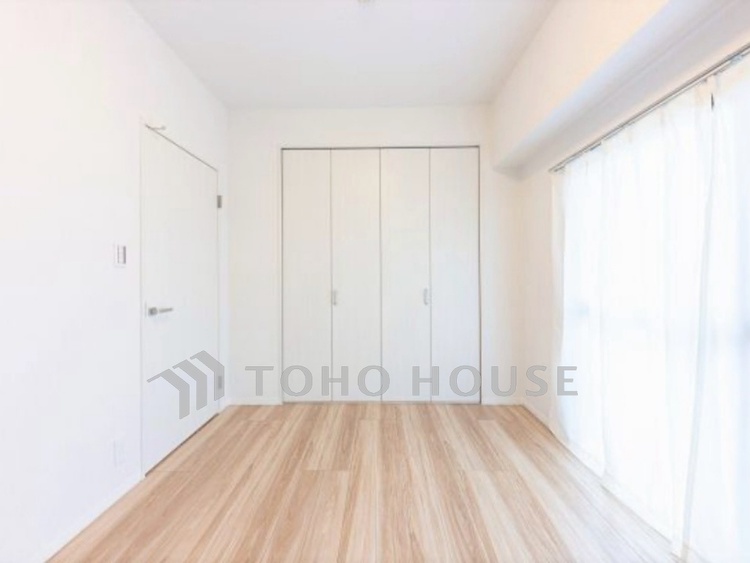 内装 【洋室】差し込む太陽の光がこのリビングに笑いをもたらす。ソファの上のクッションがポカポカした暖気にぬくぬくと微睡んでいる。