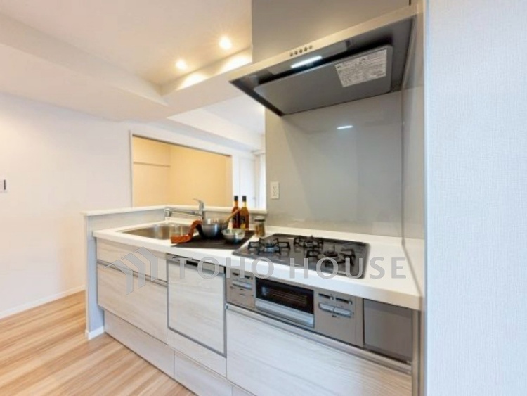 キッチン 【キッチン】事も無げに美しく、伝えるには筆舌に尽くし難い。豪華絢爛や華美と言う事ではなく、住まう者にとって暮らし易く心地がいいと言う美しさがこの住まいには込められている。