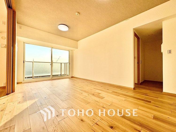 内装 窓をあけると通り抜ける風。清々しく心地よいそよ風が、この空間を涼やかに。風通しの良さは人にとっても家にとっても健康的で気持ちいいもの。