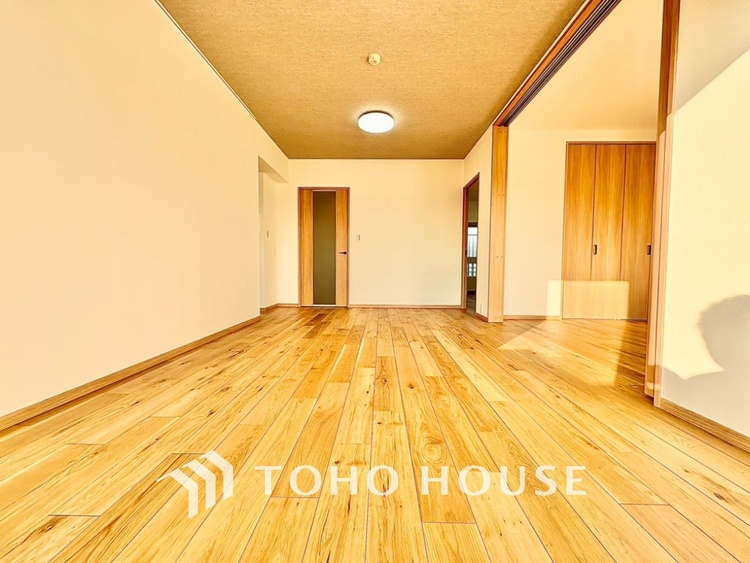 内装 叶えたかったのは落ち着きのあるナチュラルな風合い。そして開放感があるリビング。優雅な気分に浸れる幸せな時間をこの空間で。