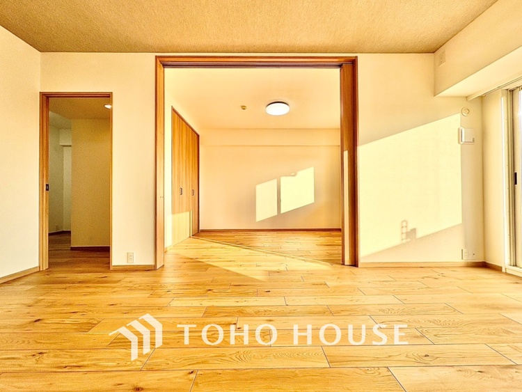 内装 太陽の光をスマートにリビングへ。時によって変化をもたらす採光。朝は目覚め、昼は安らぎ、そして夕時は温もりを。