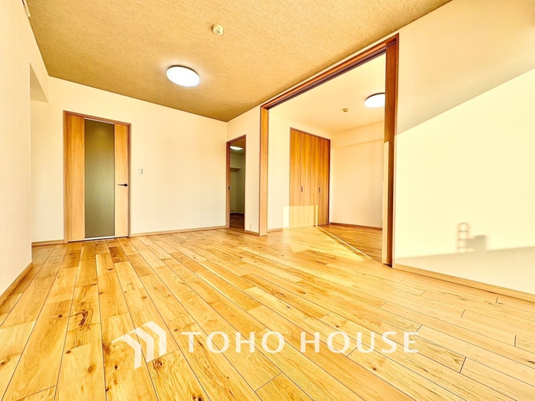 内装 太陽光をたくさん感じながら、明るく豊かな暮らしを約束する住まい。四季の移ろいを感じながら、我が子の成長を見守る。そんな家がここに。