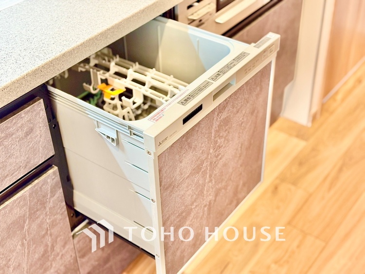 キッチン 家事の最も強い味方の一つ・・ビルトイン型の食器洗浄乾燥機。手洗いでは落ちない汚れも高温・高圧ですっきり。大幅な時短になるのが嬉しい。