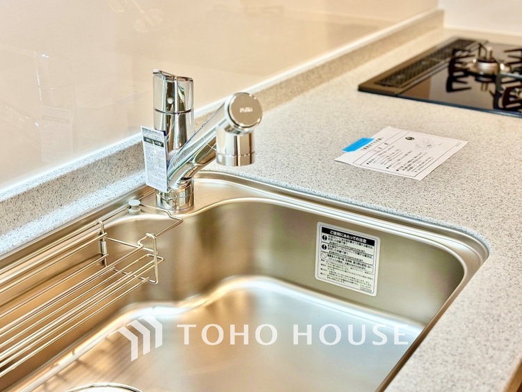 キッチン 浄水器内蔵・可動式のシャワーヘッド。水はねや大きな洗い物も計算したシンク。システムキッチンは家事をずっと楽にしてくれる。