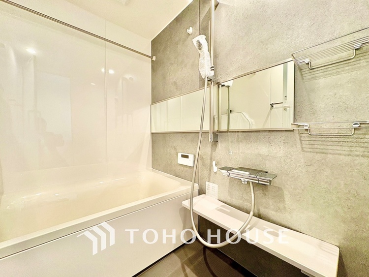 風呂 光に照らし出されたバスルーム。適度な湿度と静かに揺れる眼前の水面。広い浴槽にゆっくりと身を沈め深く瞑想をすれば、明日への新たな活力が膨らんでくる。