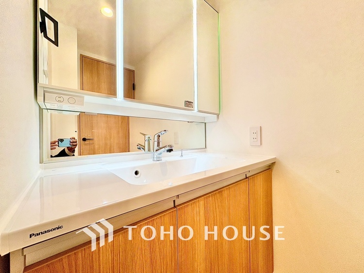 洗面 【Wash basin】十分な大きさの洗面台は収納力大。身だしなみチェックや歯磨きなど、朝の慌ただしい時間でも余裕とゆとりを感じられる。