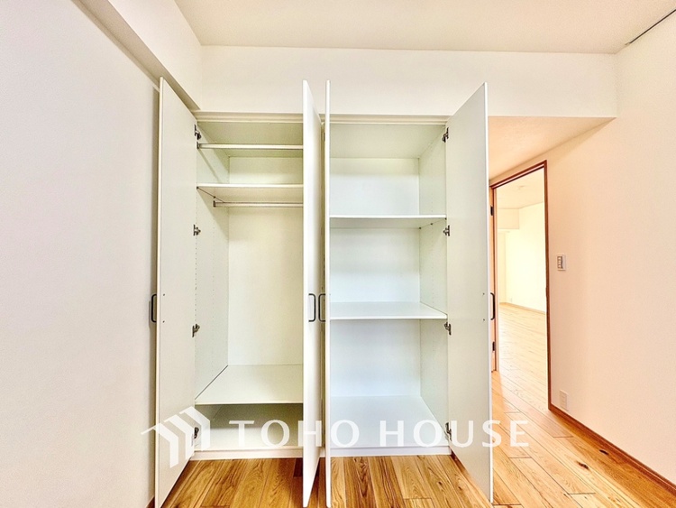 収納 壁一面の収納は、すっきりとした空間をもたらす。清潔感のあるスペースは「ただいま」の瞬間からくつろぎのスイッチを入れる。