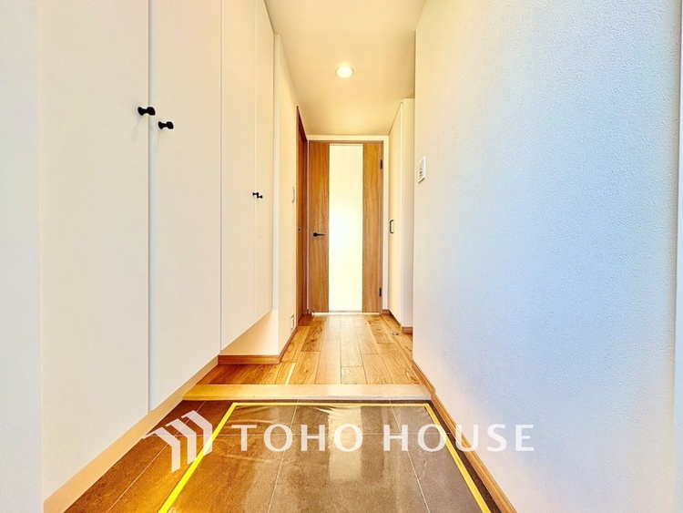 玄関 真っ直ぐに行く。新たな生活へ。これから歩むその一足がまた新たな道となる。