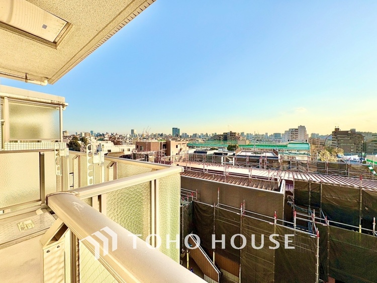 バルコニー ここからは空が遠くまで見える。紺碧、曇天、茜色。心もともに映り変わる。東京にもあったんだ。こんな景色が・・・。