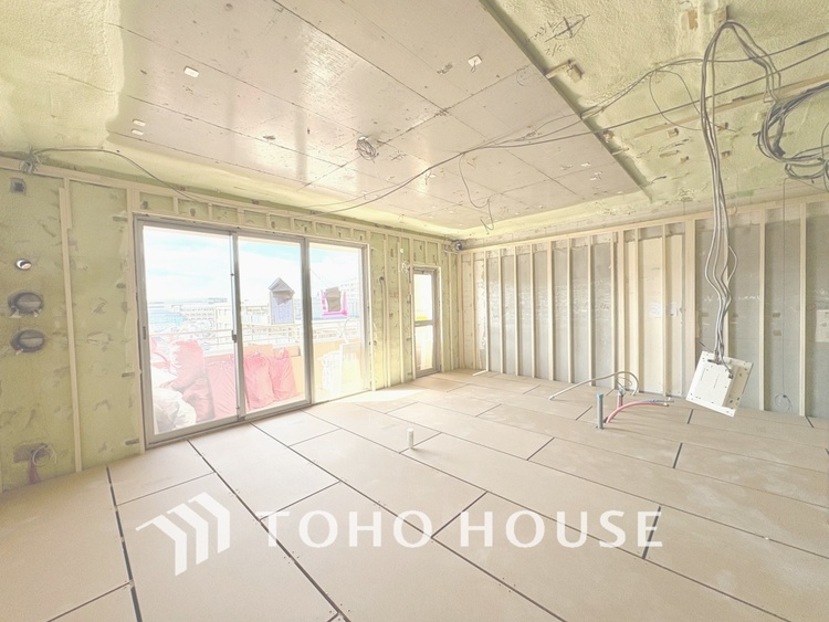 内装 現在改装中◆陽光◆が差し込む。この開放的なLDKに家族の笑顔が集う。家族が一緒に過ごす空間は明るく、そして居心地よく。