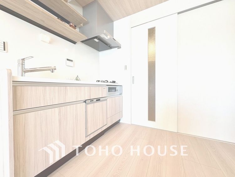 キッチン 【KITCHEN】◆ワクワク◆開放的で機能性も高いシステムキッチン。お子様は毎日のご飯にワクワク！