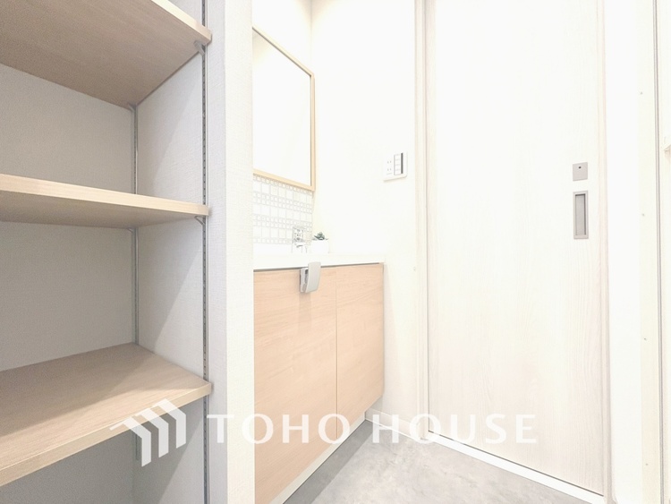 洗面 【WASHROOM】◆快適◆煌びやかな暮らしの中にも忘れたくない快適さ。大きな収納が助けてくれます。