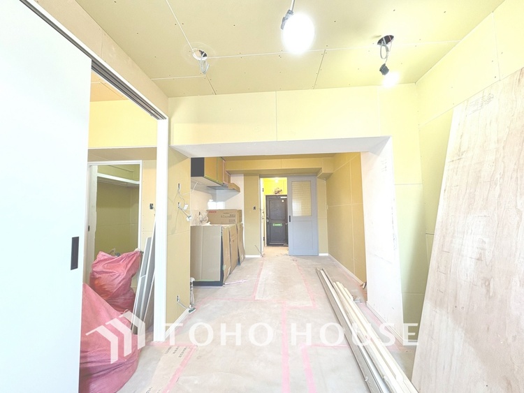 内装 現在改装中◆煌びやか◆愛おしい家族との団欒の時間をより一層幸せなものに感じさせる煌びやかなLDK。輝かしい毎日が待っています。※この画像の家具の配置には、CGによる加工を施しております。